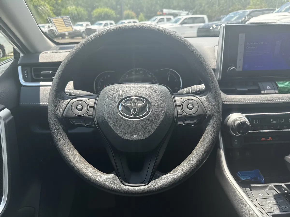 2024 Toyota RAV4 XLE thumbnail 24