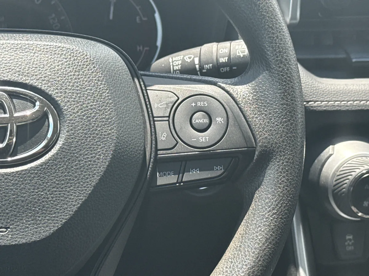 2024 Toyota RAV4 XLE thumbnail 26