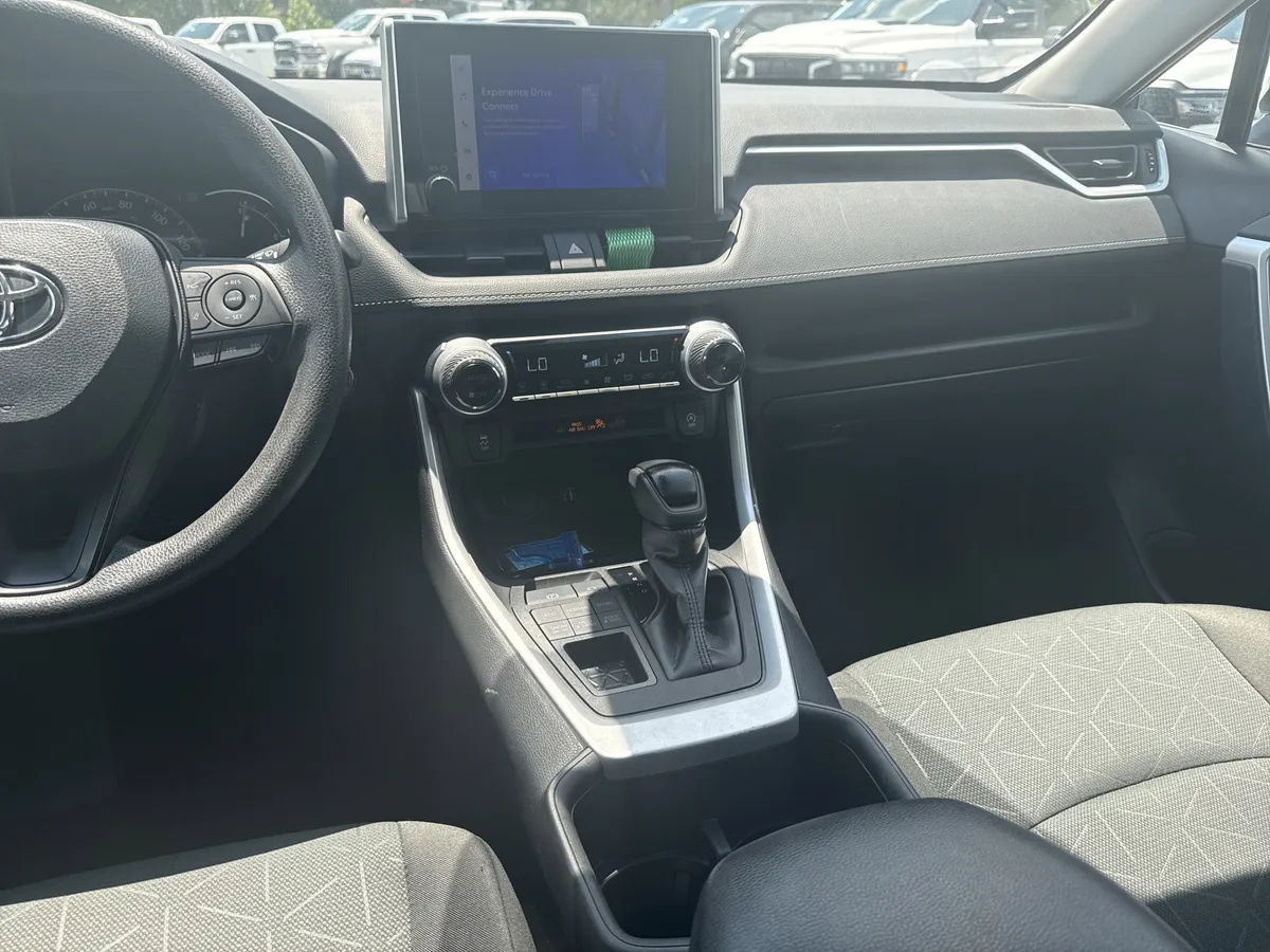2024 Toyota RAV4 XLE thumbnail 28