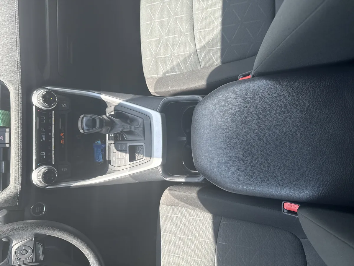2024 Toyota RAV4 XLE thumbnail 29