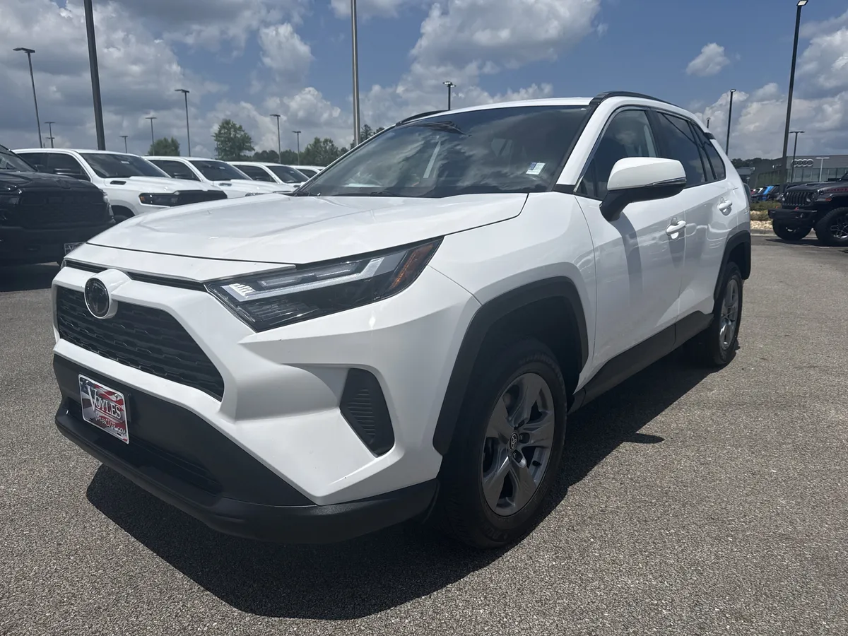 2024 Toyota RAV4 XLE thumbnail 3