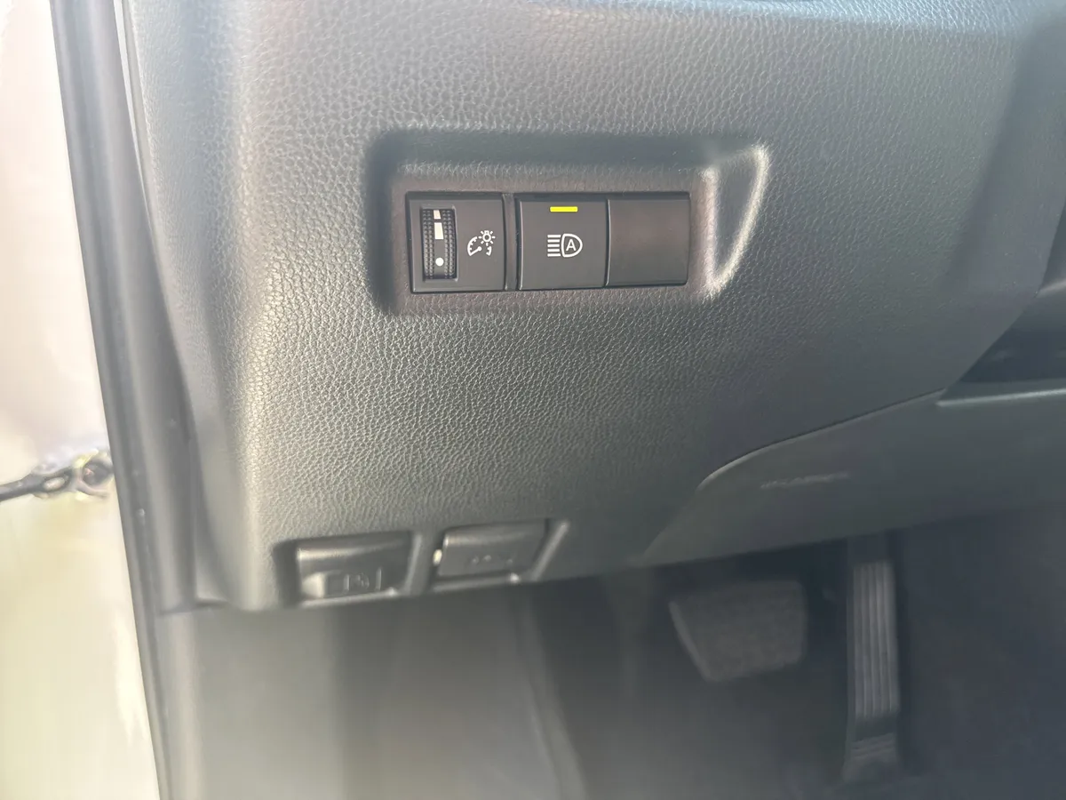 2024 Toyota RAV4 XLE thumbnail 30