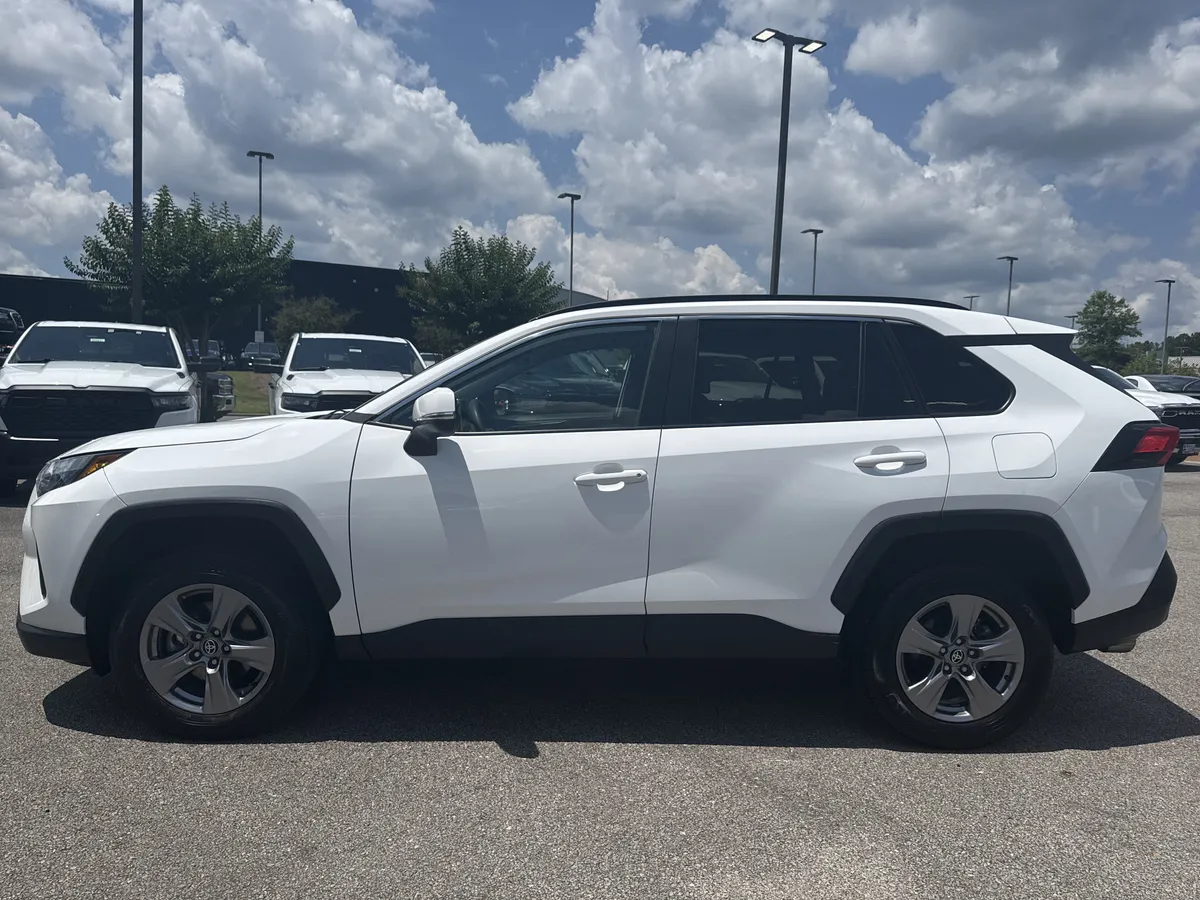 2024 Toyota RAV4 XLE thumbnail 4