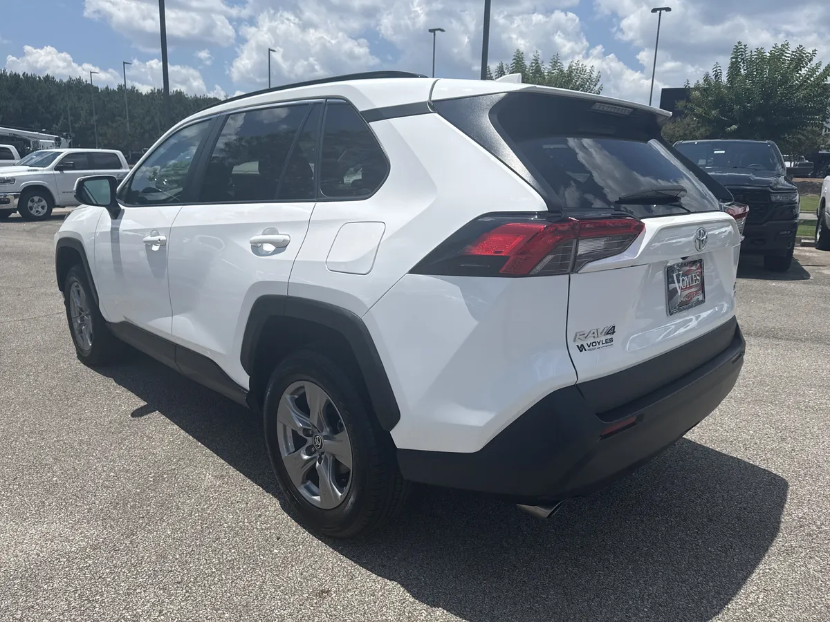 2024 Toyota RAV4 XLE thumbnail 5