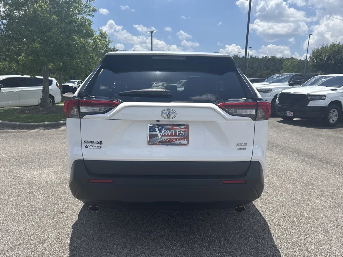 2024 Toyota RAV4 XLE thumbnail 6