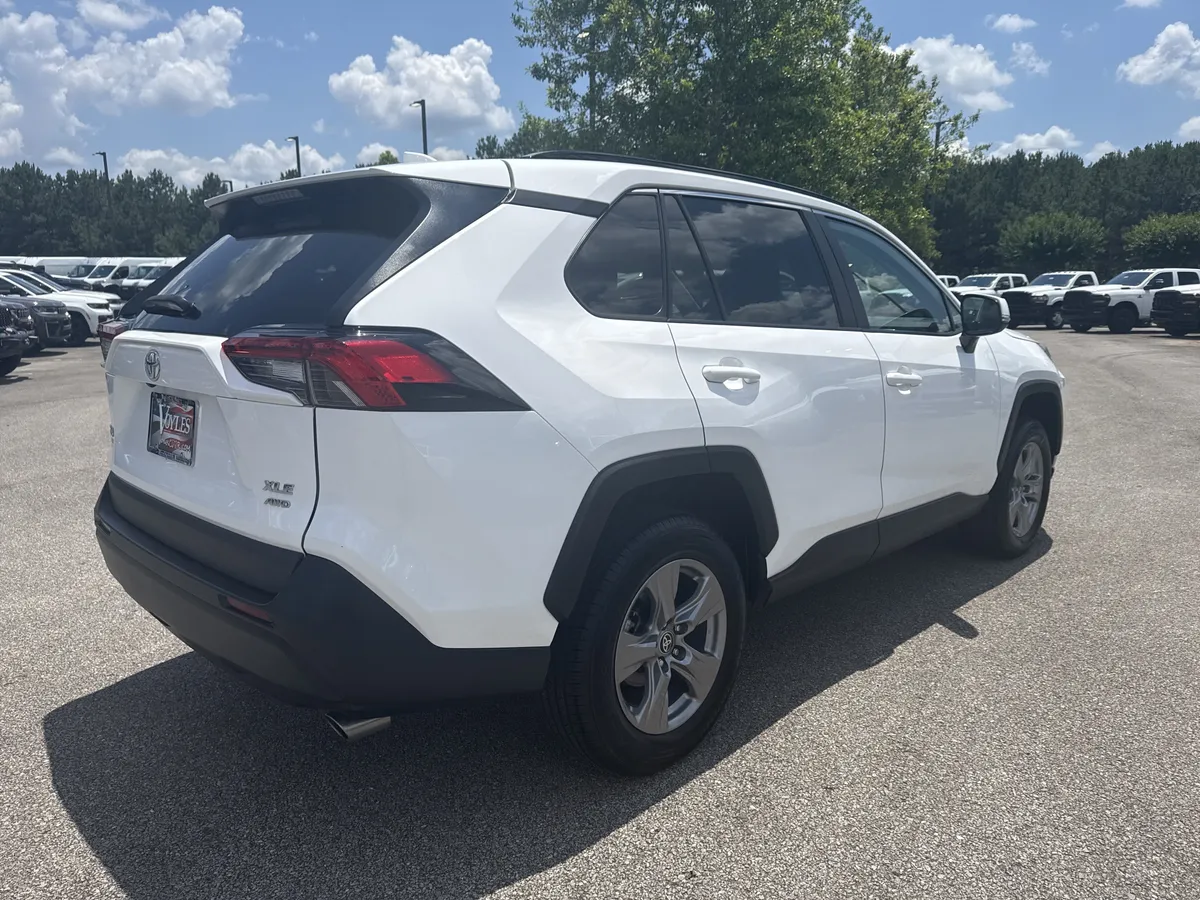 2024 Toyota RAV4 XLE thumbnail 7