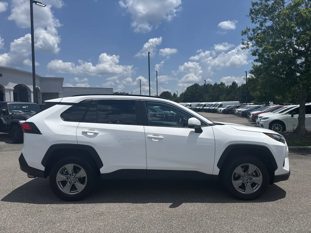 2024 Toyota RAV4 XLE thumbnail 8