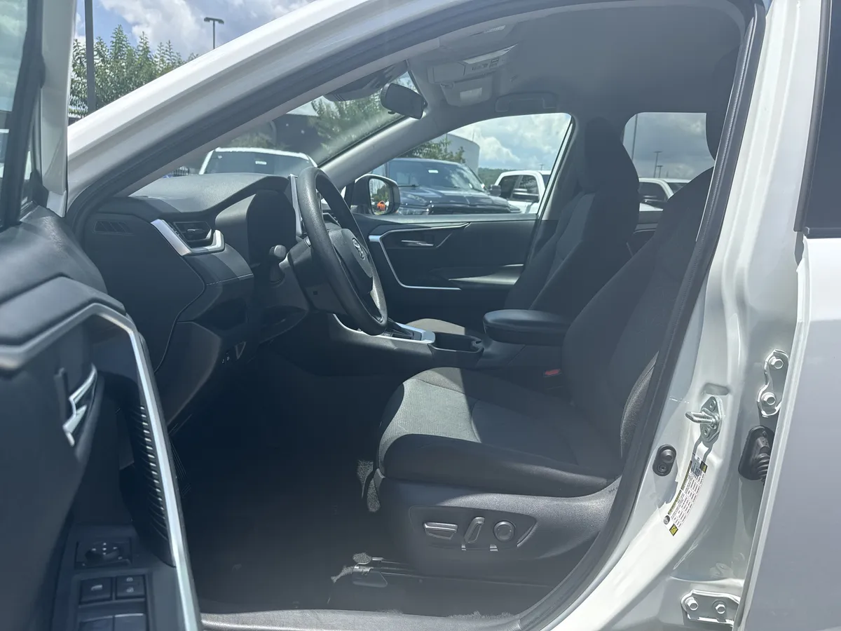 2024 Toyota RAV4 XLE thumbnail 9