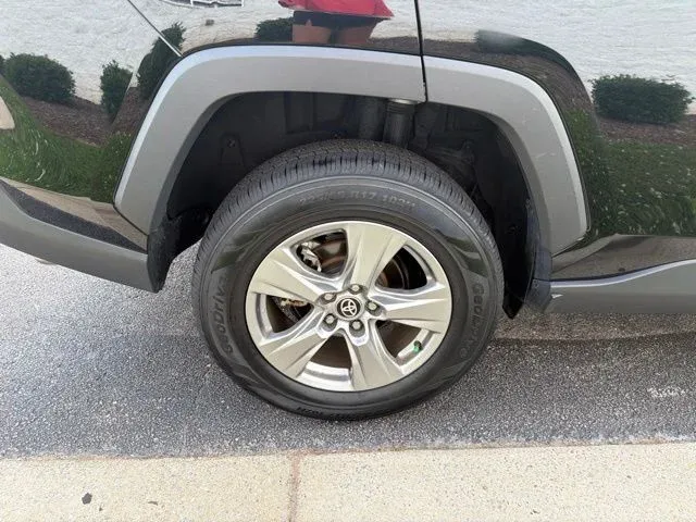 2024 Toyota RAV4 XLE thumbnail 12