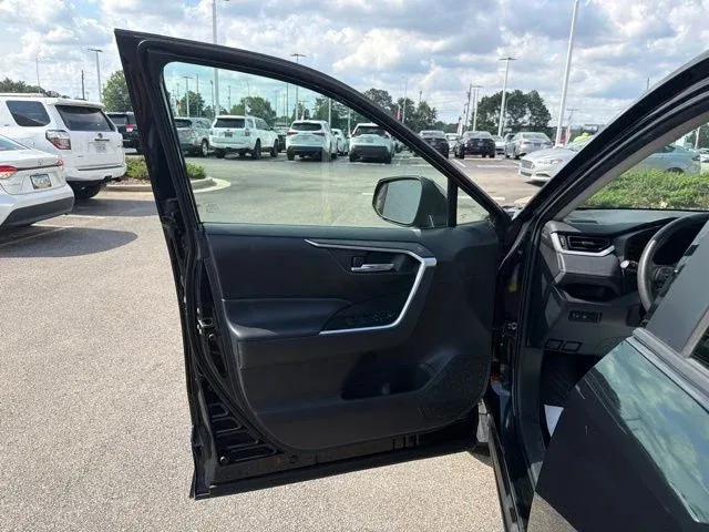 2024 Toyota RAV4 XLE thumbnail 26