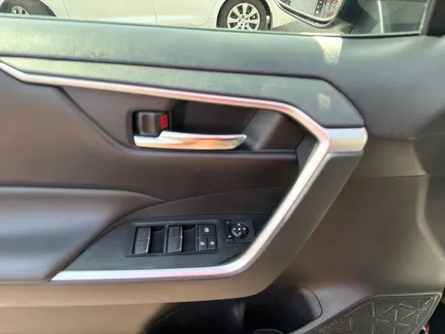 2024 Toyota RAV4 XLE thumbnail 28