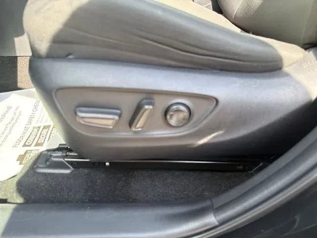 2024 Toyota RAV4 XLE thumbnail 30