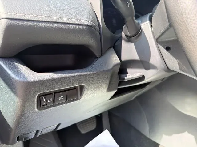 2024 Toyota RAV4 XLE thumbnail 32