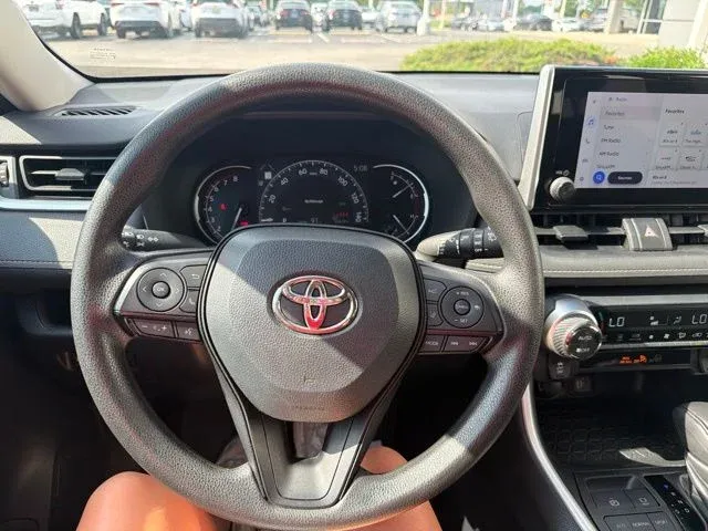 2024 Toyota RAV4 XLE thumbnail 33