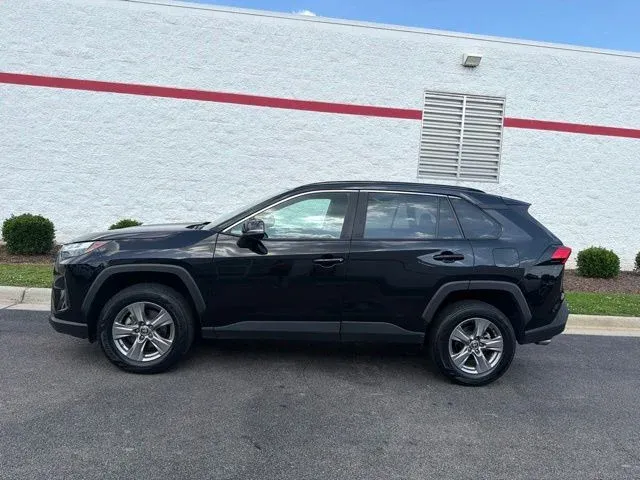 2024 Toyota RAV4 XLE thumbnail 4