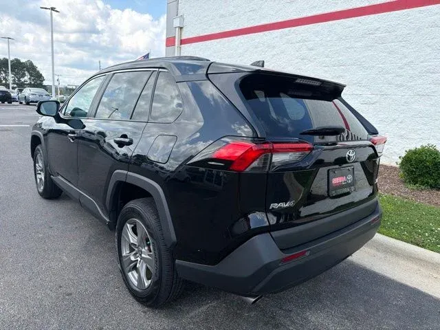 2024 Toyota RAV4 XLE thumbnail 7