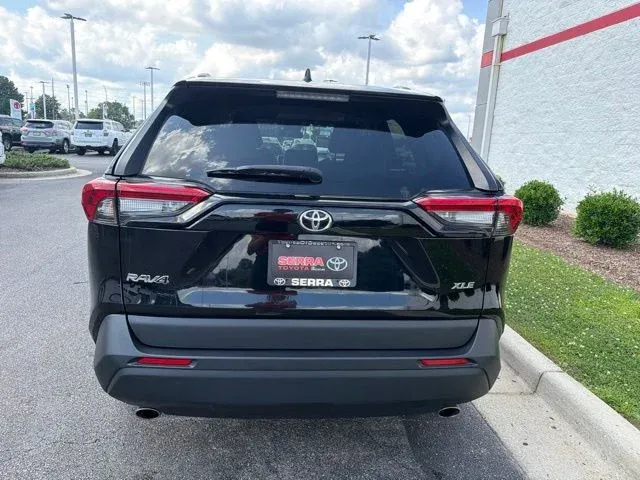 2024 Toyota RAV4 XLE thumbnail 8