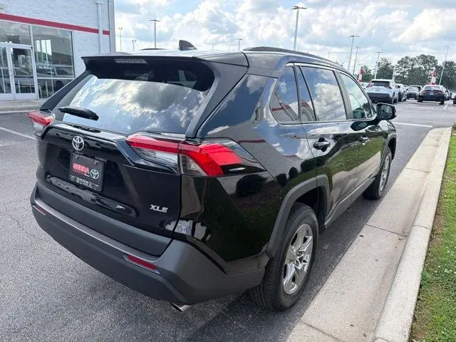 2024 Toyota RAV4 XLE thumbnail 9