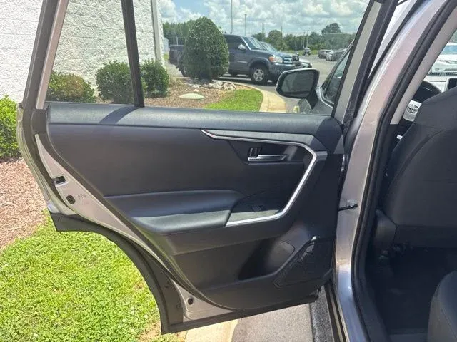 2024 Toyota RAV4 XLE thumbnail 15