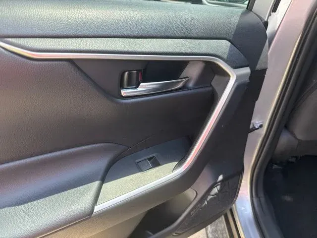 2024 Toyota RAV4 XLE thumbnail 16