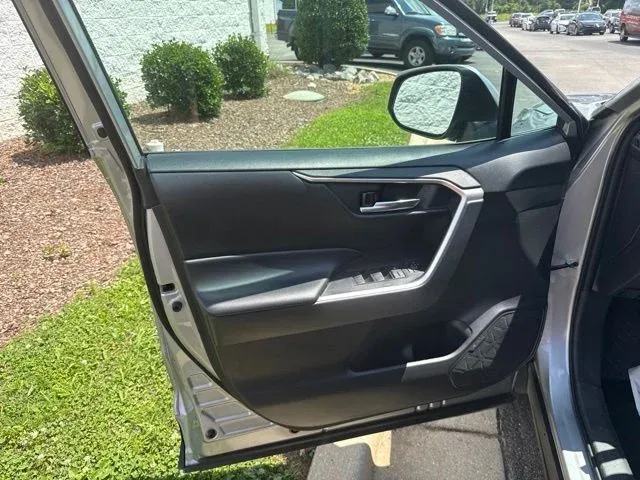 2024 Toyota RAV4 XLE thumbnail 22