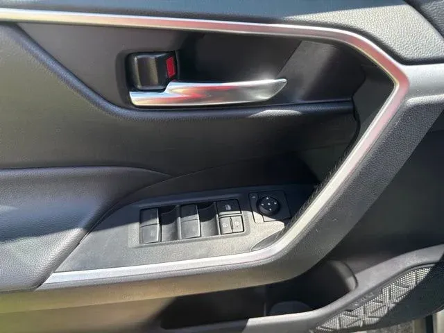 2024 Toyota RAV4 XLE thumbnail 23