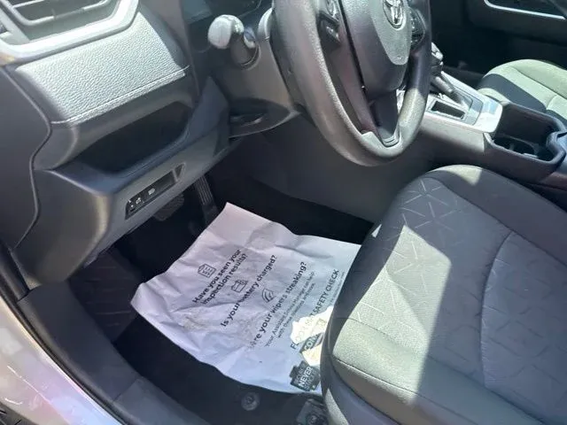 2024 Toyota RAV4 XLE thumbnail 24