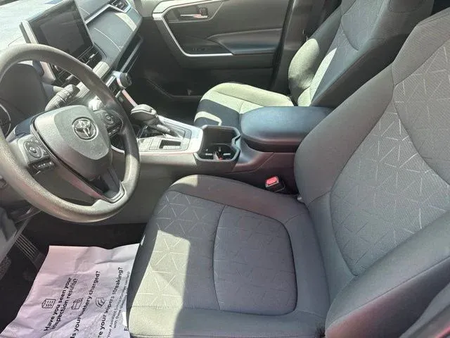 2024 Toyota RAV4 XLE thumbnail 25
