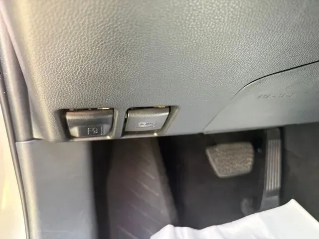 2024 Toyota RAV4 XLE thumbnail 27