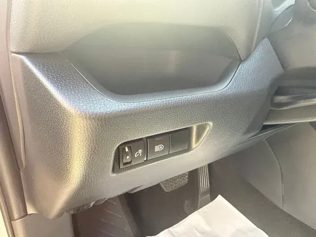 2024 Toyota RAV4 XLE thumbnail 29