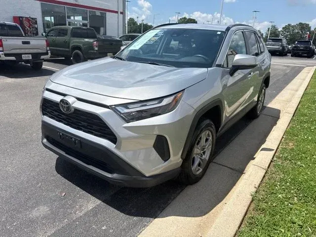 2024 Toyota RAV4 XLE thumbnail 3