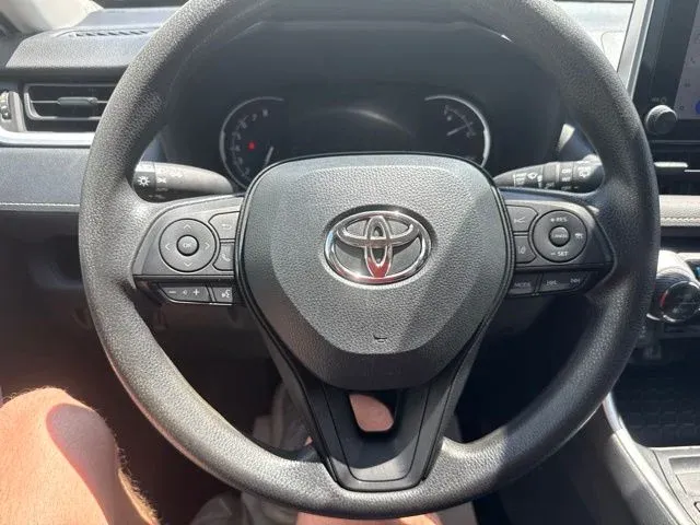 2024 Toyota RAV4 XLE thumbnail 30