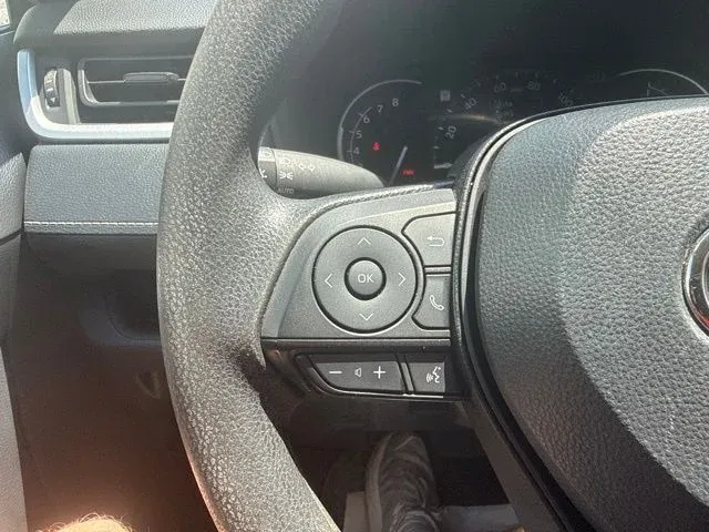 2024 Toyota RAV4 XLE thumbnail 31