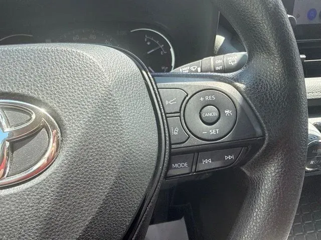 2024 Toyota RAV4 XLE thumbnail 32