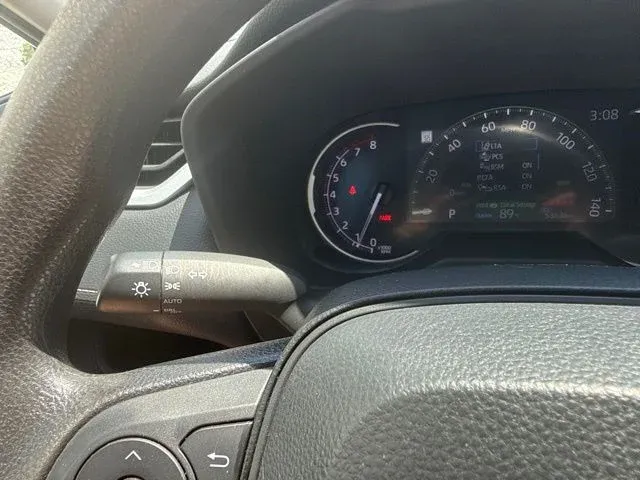 2024 Toyota RAV4 XLE thumbnail 33