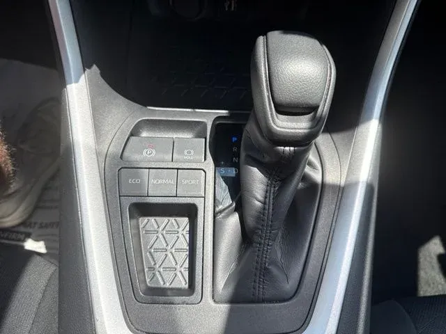 2024 Toyota RAV4 XLE thumbnail 39