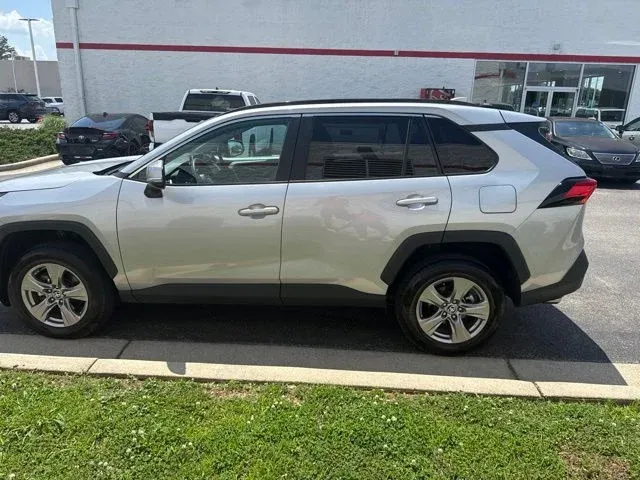 2024 Toyota RAV4 XLE thumbnail 4