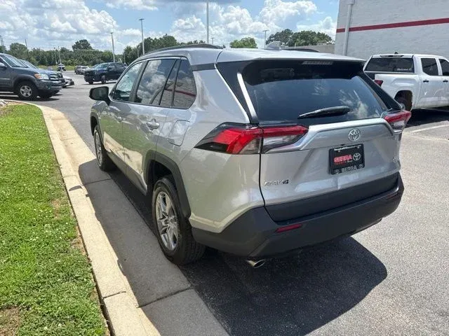 2024 Toyota RAV4 XLE thumbnail 5