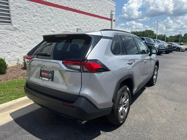 2024 Toyota RAV4 XLE thumbnail 7