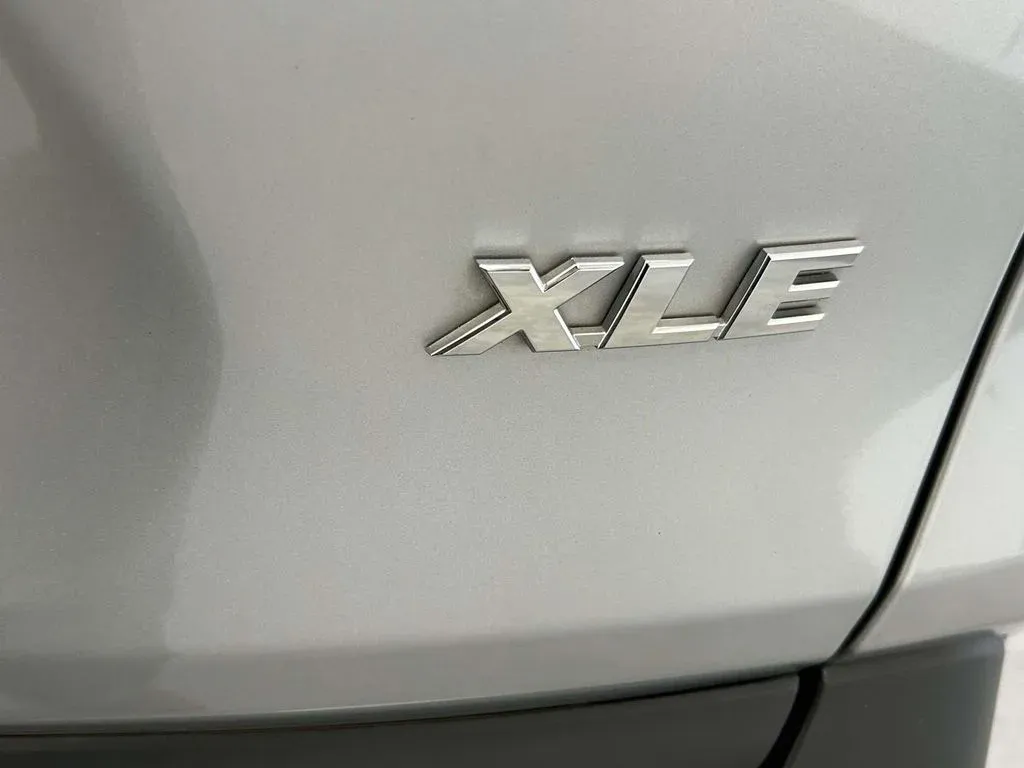 2024 Toyota RAV4 XLE thumbnail 11