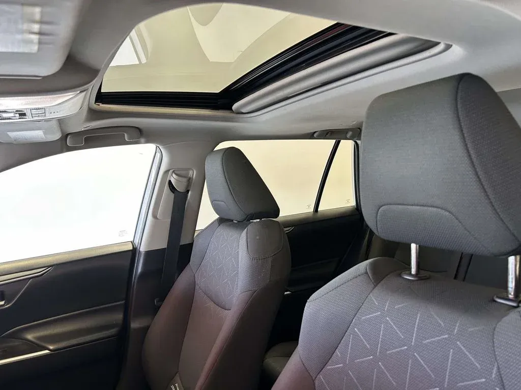 2024 Toyota RAV4 XLE thumbnail 14