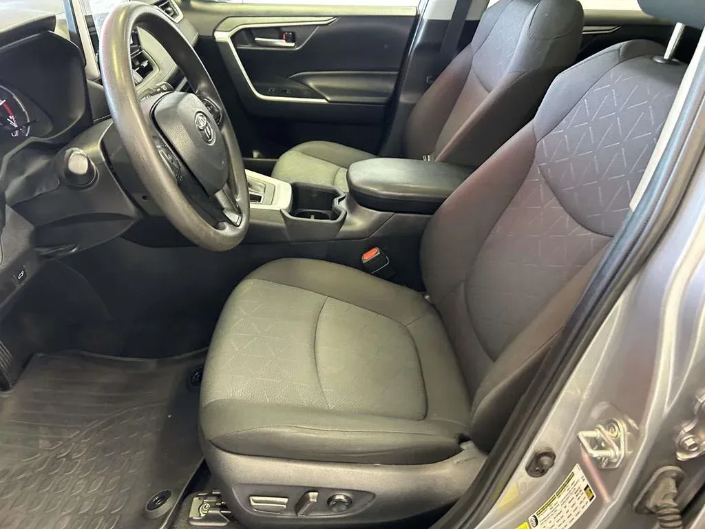 2024 Toyota RAV4 XLE thumbnail 16
