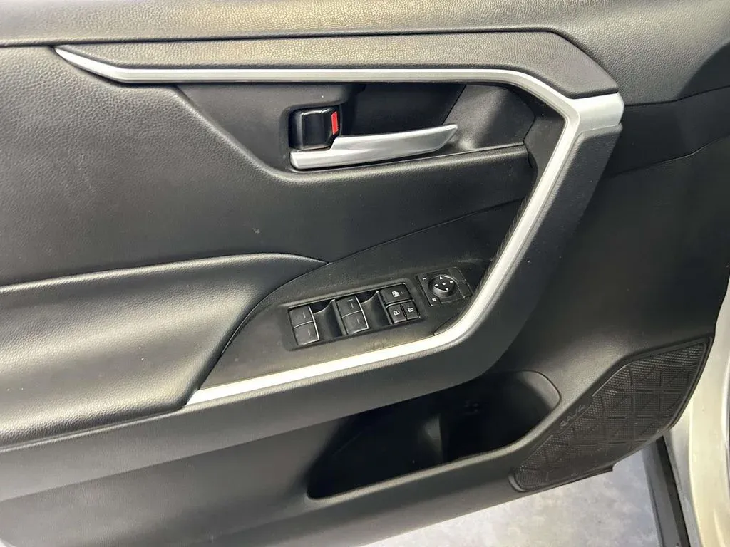 2024 Toyota RAV4 XLE thumbnail 17