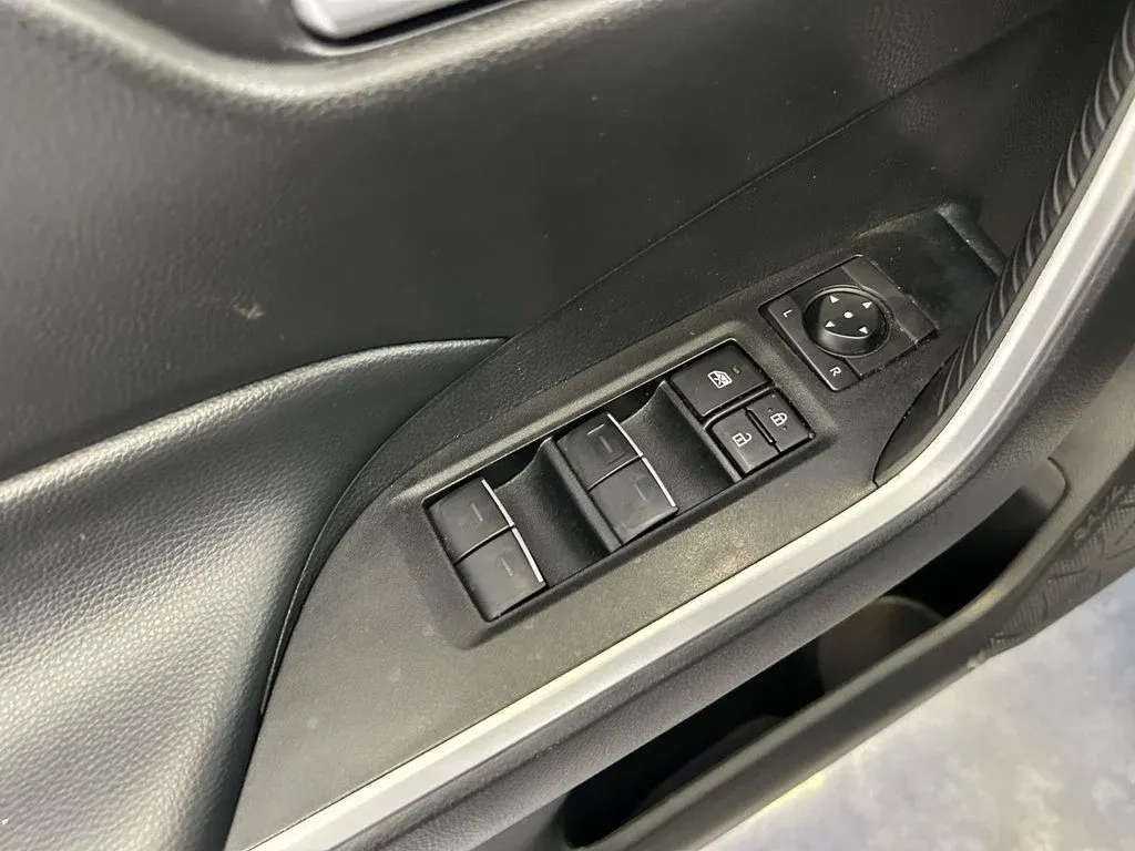 2024 Toyota RAV4 XLE thumbnail 18