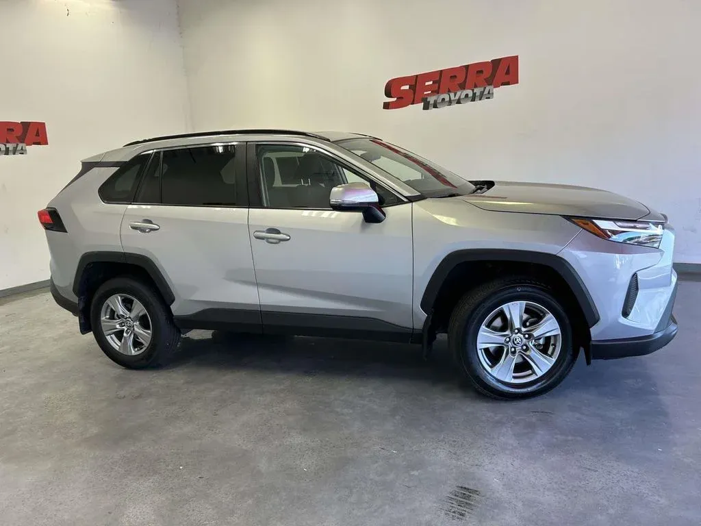 2024 Toyota RAV4 XLE thumbnail 2