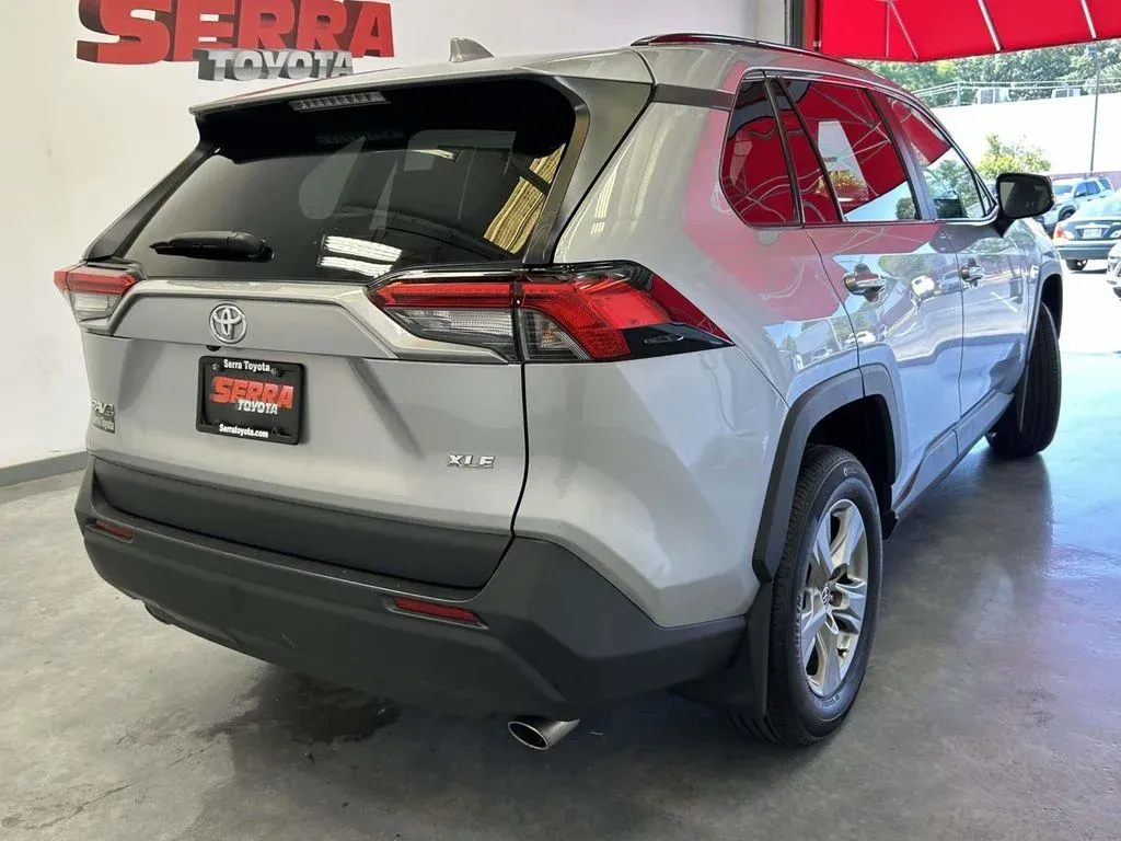 2024 Toyota RAV4 XLE thumbnail 3