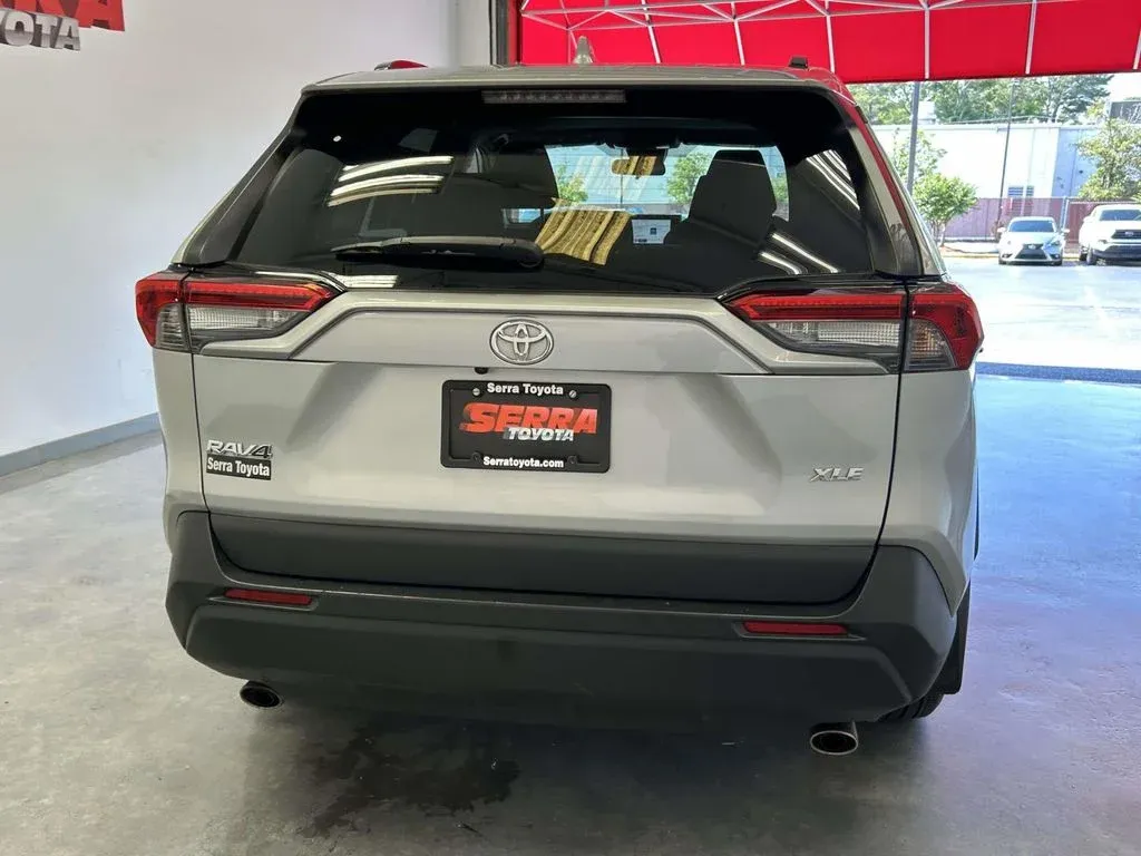 2024 Toyota RAV4 XLE thumbnail 4