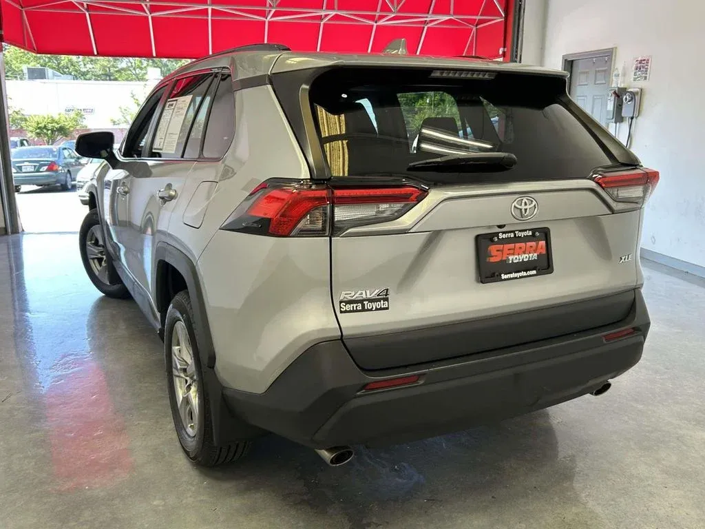 2024 Toyota RAV4 XLE thumbnail 5