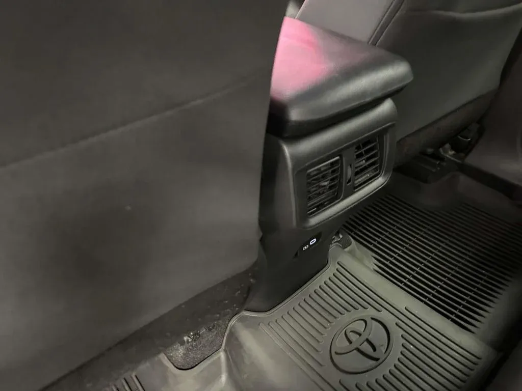 2024 Toyota RAV4 XLE thumbnail 14