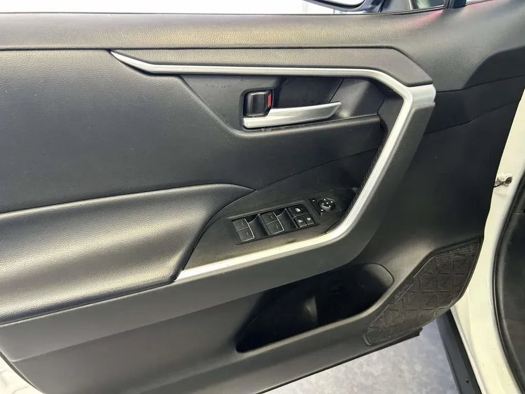 2024 Toyota RAV4 XLE thumbnail 17